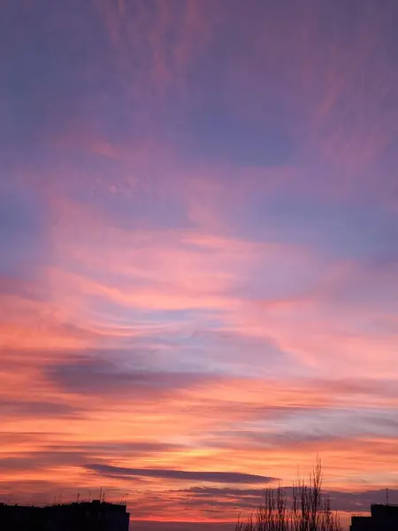 Güzel gün batımı gökyüzü bulutlu