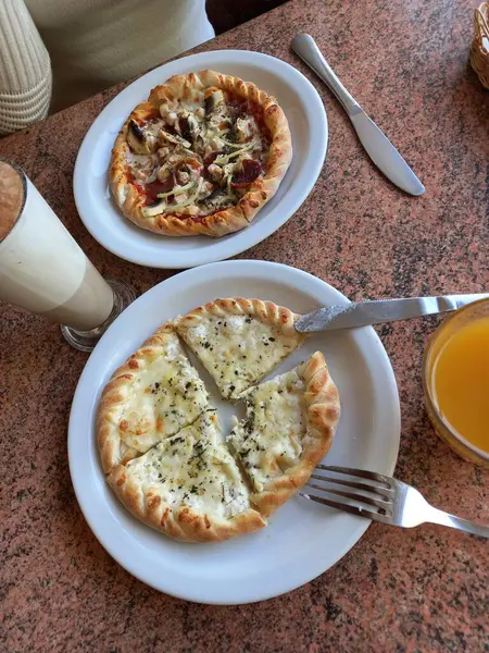 Bir fincan kahve ve bir fincan çayla kahvaltı.