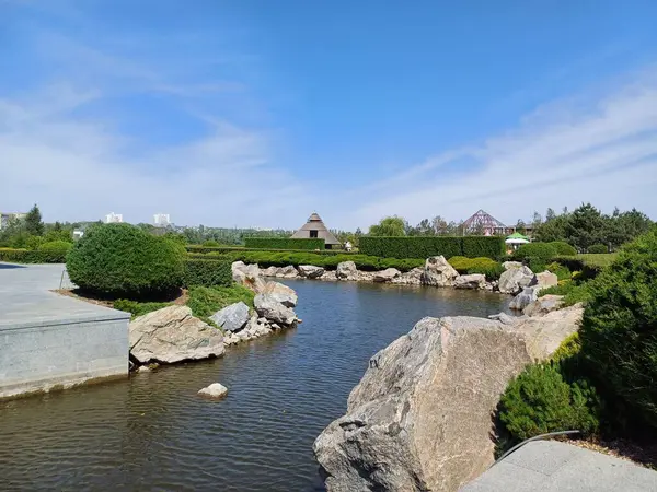 Yazın parkın manzarası.