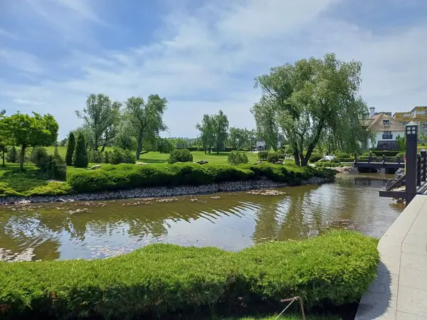 Parkta küçük bir nehir.