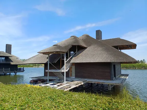 Güzel göl manzarası