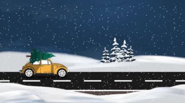 Karlı Yollarda Takılıyorum ve Heyecan Veriyorum. Karda Noel ağacı taşıyan hareket eden bir araba.