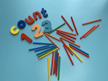 Ahşap alfabe blokları ile eğlenceli ve etkileşimli sayım araçları ve renkli çubuklar elle öğrenme için