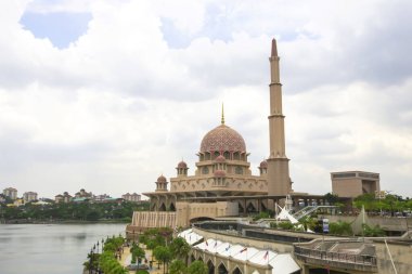 Malezya 'nın Putrajaya kentindeki Putra Camii, İran Safevi mimarisini yansıtan zarif pembe kubbelerini ön plana çıkarıyor. 1990 'ların sonlarında tamamlanan proje, İslami kültürel ve mimari mükemmelliği temsil eden küresel tasarım unsurlarını uyumlu hale getiriyor.