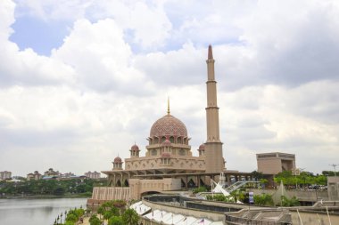 Putrajaya, Malezya 'daki Putra Camii (Mescid Putra), İran Safevi tarzını küresel mimari etkilerle harmanlayarak muhteşem pembe kubbelerini sergiliyor. 1999 yılında tamamlanan eser, modern İslami tasarımın bir başyapıtı ve kültürel bir simgedir.