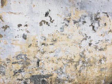  Oteldeki yatağın üzerindeki kırışıklık battaniyesi ve battaniyede güneş ışığı..