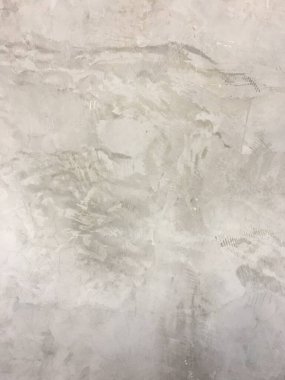  Oteldeki yatağın üzerindeki kırışıklık battaniyesi ve battaniyede güneş ışığı..