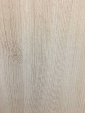  Oteldeki yatağın üzerindeki kırışıklık battaniyesi ve battaniyede güneş ışığı..