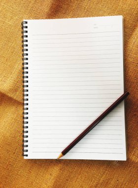 Çuval bezinde defter ve kalem.