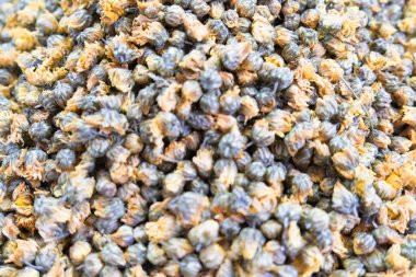 Pazarda satışta bir yığın kurutulmuş çiçek çayı. Yaowarat, Tayland kültür pazarı..