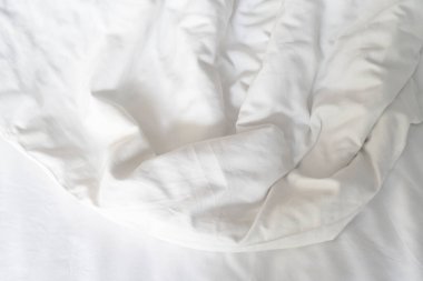 Yapılmamış yatak, kırışık yastık kılıfları, çarşaf ve yorgan..