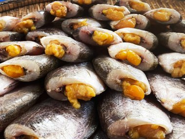 Tayland pazarında kurutulmuş gurami balığı. Tayland 'da sıkça görülen kurutulmuş yılan derisi gourami..