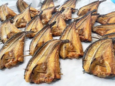 Kurutulmuş yayın balığı satılmayı bekliyor. Kurutulmuş yayın balığı kuyruğunda müşterilerin satın almasını bekliyor...