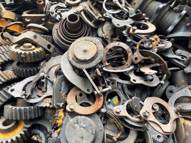 Araba parçaları eski depolarda. Hurdalıkta geri dönüşüm için kullanılmış araç parçası. Geri dönüşüm malları, metal. Soyut sanayi geçmişi.
