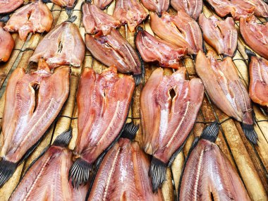 Tayland 'da açık pazarda kurumuş yılan başlı balık..