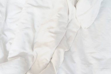  Oteldeki yatağın üzerindeki kırışıklık battaniyesi ve battaniyede güneş ışığı..