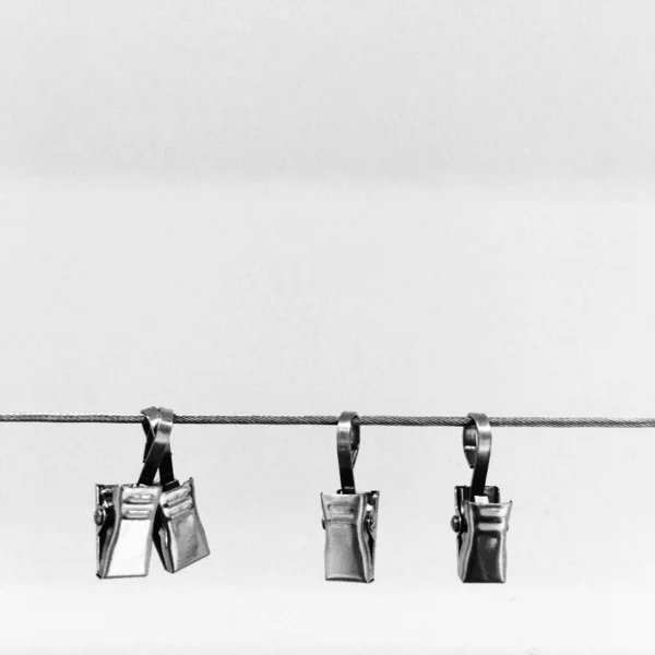 暖かい黒い地面の吊り鎖で掛かるクリップ — ストック写真
