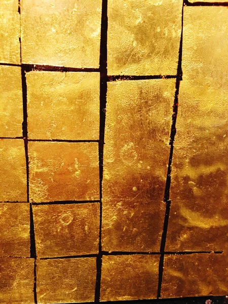 具体的な壁は署名される蛍光灯が付いている金の葉で飾られます — ストック写真