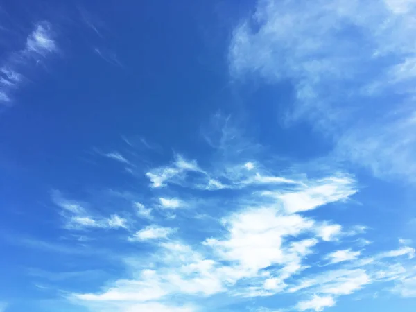 Fantásticas Nuvens Brancas Macias Contra Fundo Céu Azul — Fotografia de Stock