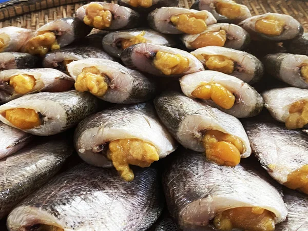 시장에서 구라미 물고기 태국에서 일반적으로 수있는 시장에서 구아미 — 스톡 사진