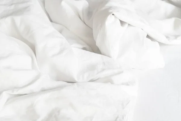 ブランケットに日光が当たるホテルベッドのシンクル毛布 — ストック写真