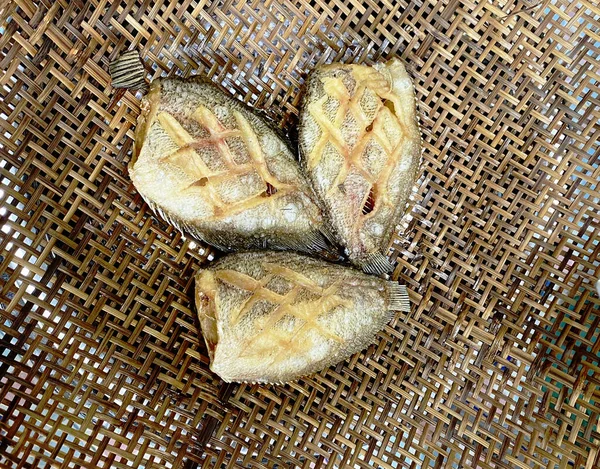 Pescado Gourami Piel Serpiente Salada Seca Frita Sepat Siam Parrilla —  Fotos de Stock