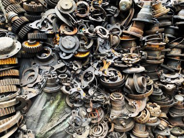 İkinci el makine dükkanda eski makine parçaları.