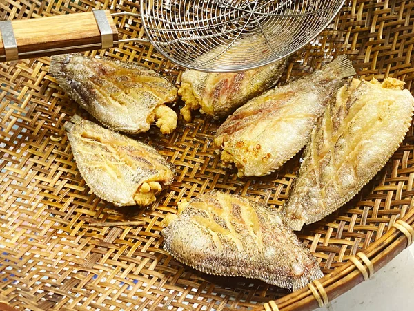 塩漬けのグルミ フライスパイシーな魚タイ料理 ホワイトバックで孤立 — ストック写真