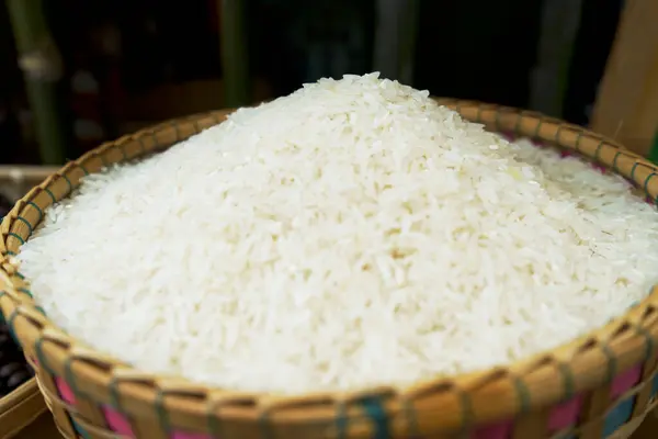 Κλείσιμο Του Ακατέργαστου Ταϊλανδέζικου Hom Mali Ρυζιού Jasmine Στο Καλάθι — Φωτογραφία Αρχείου