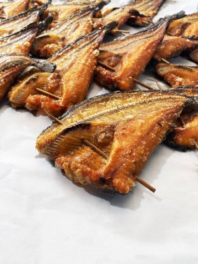 Kurutulmuş yayın balığı satılmayı bekliyor. Kurutulmuş yayın balığı kuyruğunda müşterilerin satın almasını bekliyor..