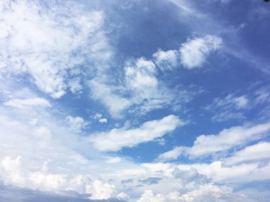 Açık mavi gökyüzü arkaplanı, arka planda bulutlar.