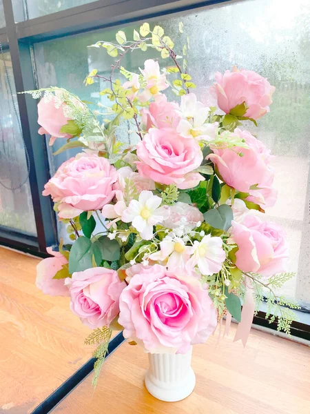 Skleněná Váza Krásnými Květy Parapetu Místnosti Prostor Pro Text — Stock fotografie