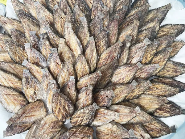 Ikan Gurami Digoreng Dalam Nampan Yang Diletakkan Atas Meja Untuk — Stok Foto