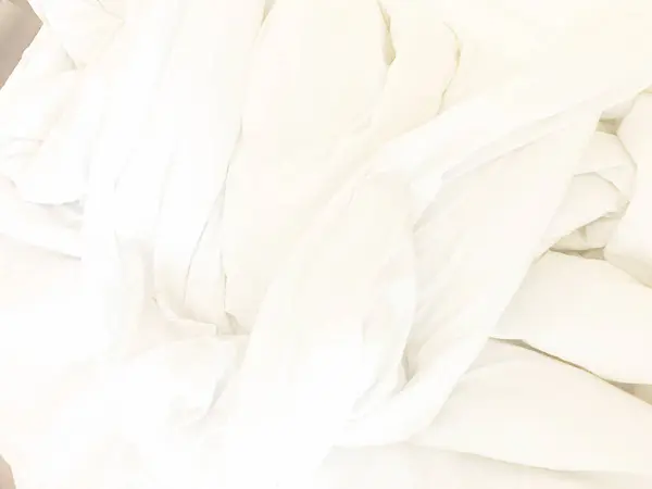 Yapılmamış Yatak Örtüsü Veya Beyaz Kumaş Kırışıklık Dokusu Arka Planının — Stok fotoğraf