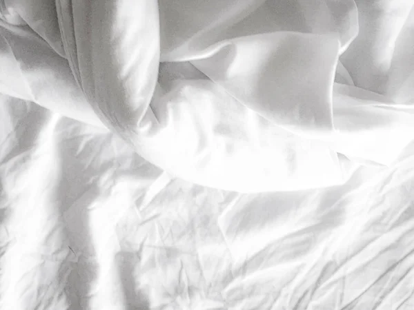 旅馆床上的皱褶毯子和毯子上的阳光 — 图库照片