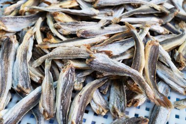 Asya mutfağında kullanılan kurutulmuş küçük balık..
