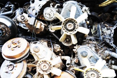 İkinci el makine dükkanda eski makine parçaları.