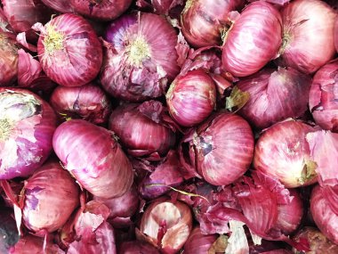 Çok yerel farmer's market, büyük taze kırmızı soğan arka plan ekranda kırmızı soğan.