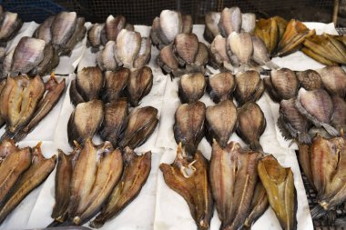 Düz bambu sepetinde kurutulmuş trikogaster pektoralis balığı taze pazarda Trichogaster pektoralis. Tayland pazarında bambu sepeti üzerinde kurutulmuş trikogaster pektoralis balığı, geleneksel gıda konsepti..