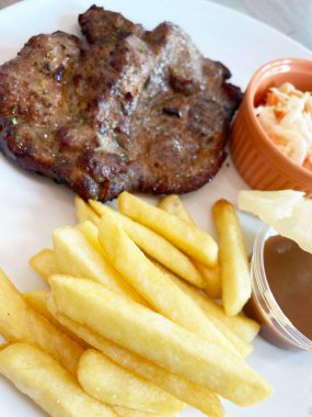 Hamburger bifteği ve kızarmış karides tabağı..