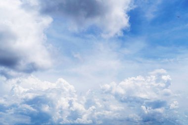 Kümülüs bulutlu mavi gökyüzü. Güneşli bir yaz günü. Farklı şekillerde bulutların arkaplanı..