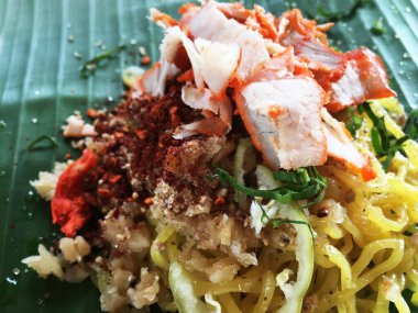 Yumurta Çin kuru erişte domuz rostosu kırmızı, hamur tatlısı ve vegeta.