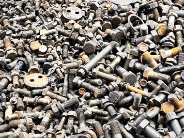 İkinci el makine dükkanda eski makine parçaları.