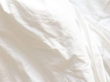 Uzun bir uykudan ve sabah uyanma sonra yatak odasında dağınık çarşaf kırışık Üstten Görünüm.