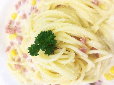Jambon ve mısırlı Carbonara Spagetti Beyaz Krema Sosu.