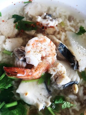 Kaynamış deniz mahsulleri için yakın plan bir pirinç seç...