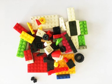 Çerçeve beyaz inşaat plaka üzerinde renkli oyuncak tuğla.