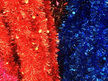 Renkli kurdele ve zil, arka planda gümüş süsleme.