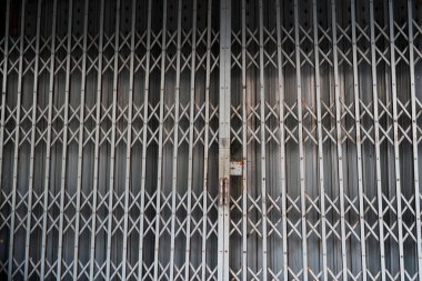Katlanan metal ev kapısı, eski metalik, demir kapı. Dışarıdaki çelik kapılı, çelik levhalı, içerideki demir kapılı, çelik kapılı, çelik kapılı,.