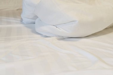 Uzun bir uykudan ve sabah uyanma sonra yatak odasında dağınık çarşaf kırışık Üstten Görünüm.